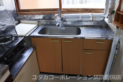 【キッチン】 | 興津1丁目23番89売家 | 窓付きキッチンでニオイもこもらず、快適にお使いいただけます。