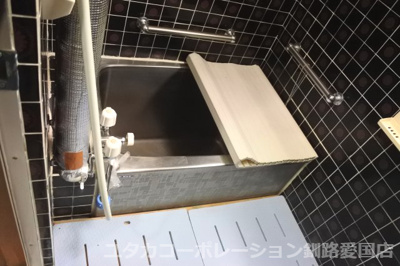 【浴室】 | 【商談中】興津1丁目23-89売家 | 浴室も窓が付いています。換気の心配もいりませんね♪