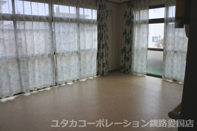 【居間・リビング】 | 興津1丁目23番89売家 | 大きな2面の窓で、明るいリビング！家族の大事な集合場所です。