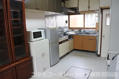 【キッチン】 | 興津1丁目23番89売家 | リビング・キッチンを合わせて広々19帖。窓付き明るいキッチン