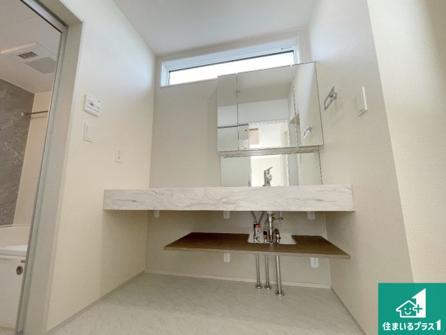 現地説明会開催　大津市日吉台　第4期　新築一戸建ての独立洗面台|清潔感のある洗面台です。フラットな鏡は掃除がしやすく毎日清潔！鏡裏には収納があるのでスッキリとした洗面台が保てます。