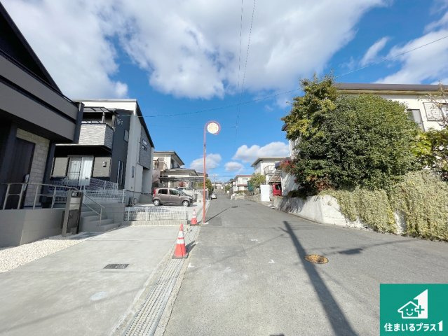 現地説明会開催　大津市日吉台　第4期　新築一戸建ての前面道路含む現地写真|周辺は閑静な住宅街！前面道路広々で車の出し入れも便利です。駐車が苦手な方でも安心して車庫入れできます！