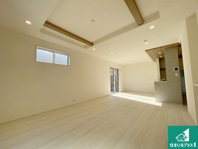 現地説明会開催　大津市日吉台　第4期　新築一戸建ての居間・リビング|日当たり良好の明るいリビングで朝の目覚めもスッキリできそう！対面キッチンでご家族のコミュニケーションも自然と増える設計！小さなお子様が遊ぶスペースを作っても広々とくつろげるLDK！