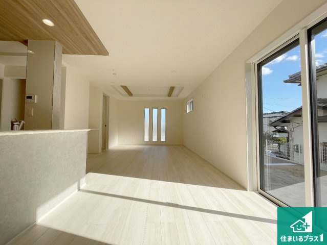 現地説明会開催　大津市日吉台　第4期　新築一戸建ての居間・リビング|シンプルなリビングは、観葉植物等のインテリアを楽しめますね！パパ好みにも、ママ好みにも家具次第で雰囲気を変えることができます！