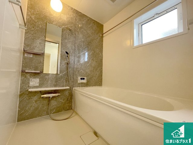 現地説明会開催　大津市日吉台　第4期　新築一戸建ての浴室|足をゆったり伸ばして寛げる浴槽です。窓が設けられていますので差し込む光が明るく穏やかな雰囲気にしてくれます♪浴室乾燥機も設置しているので、雨の日の洗濯物も安心です♪