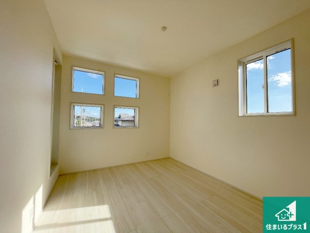 現地説明会開催　大津市日吉台　第4期　新築一戸建ての洋室|シンプルな洋室は、自分好みのインテリアが楽しめます♪ご家族とインテリアや家具を選びに行くのは新築購入時の醍醐味の一つです。ぜひお楽しみください♪