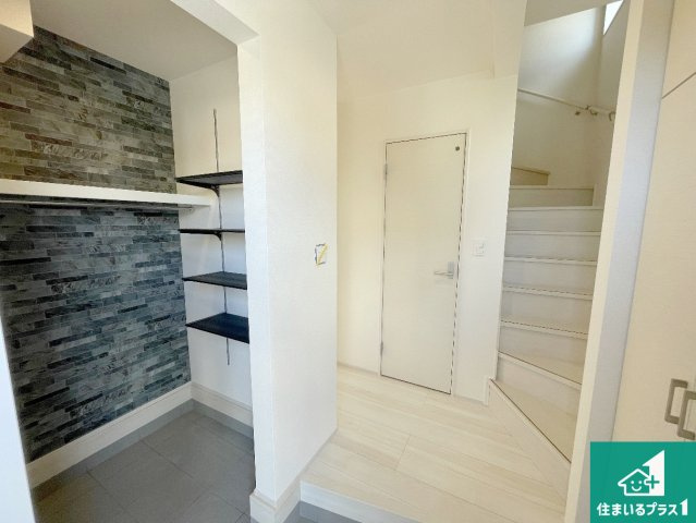 現地説明会開催　大津市日吉台　第4期　新築一戸建ての玄関|シューズボックスにはたくさんの靴が収納できるので玄関周りはいつもスッキリ！ご家族が増えても安心！