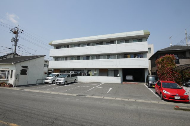 シェルティ三浜町の駐車場