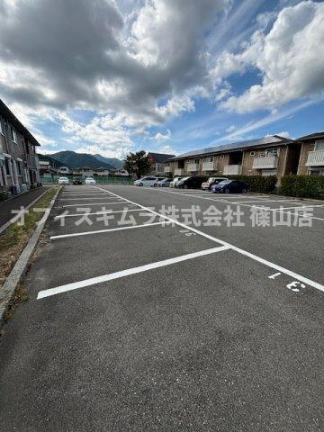 コンフォール・ヴィラＡ棟の駐車場