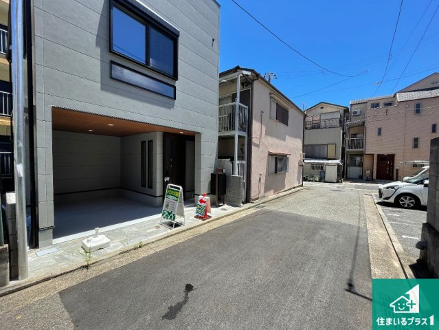 神戸市灘区岸地通　新築一戸建ての前面道路含む現地写真|周辺は閑静な住宅街！前面道路広々で車の出し入れも便利です。駐車が苦手な方でも安心して車庫入れできます！