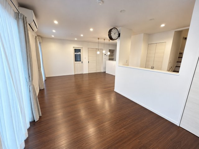 水戸市元吉田町　中古戸建の居間・リビング|※画像の一部はAIを用いて加工・編集しています。実際の状況と異なる場合がありますので、ご了承下さい。