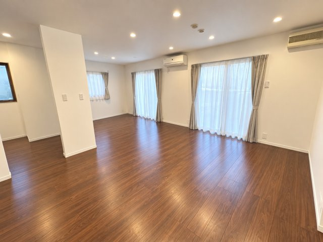 水戸市元吉田町　中古戸建の居間・リビング|※画像の一部はAIを用いて加工・編集しています。実際の状況と異なる場合がありますので、ご了承下さい。
