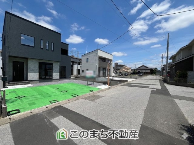 ワイウッドコート小山市城北第5期の前面道路含む現地写真|前面道路は広々としてます！運転が苦手な方でもお車の出し入れ簡単で安心です☆
