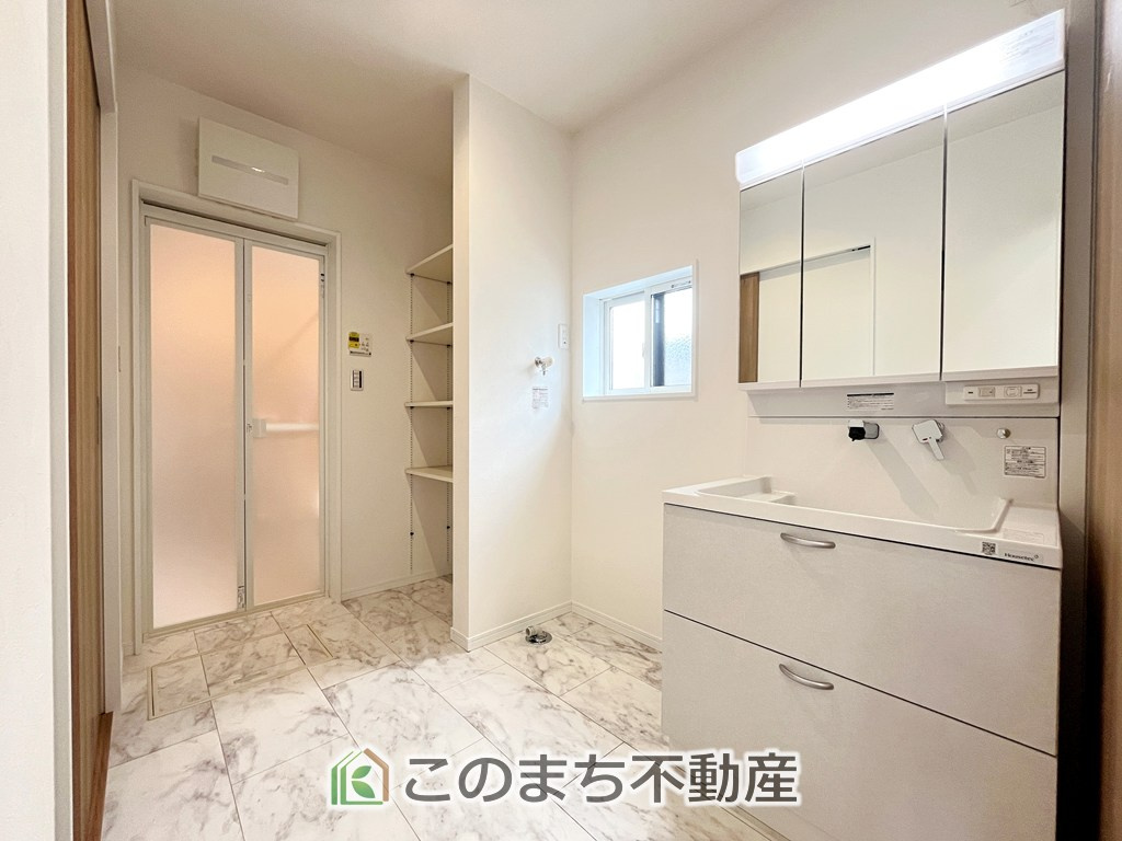 ワイウッドコート小山市城北第5期の洗面所|毎日使う場所だから、機能的で使いやすさに配慮したパウダールーム。すっきりと使えるように収納も豊富にご用意しています。
