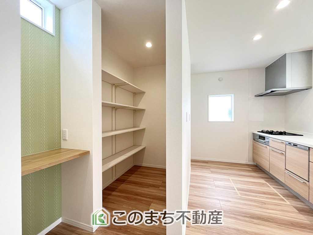 ワイウッドコート小山市城北第5期の収納|キッチンにはパントリーも完備しております♪

