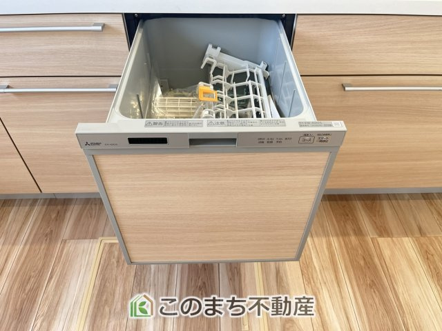 ワイウッドコート小山市城北第5期の設備|あったらいいなの代表的な設備である食洗機。ビルトイン型で、おさまりもよく、使い勝手も良好です。料理をするのは好きだけど、後片付けは苦手な方に重宝します。洗う手間がないので、時間を有効に使えますね。
