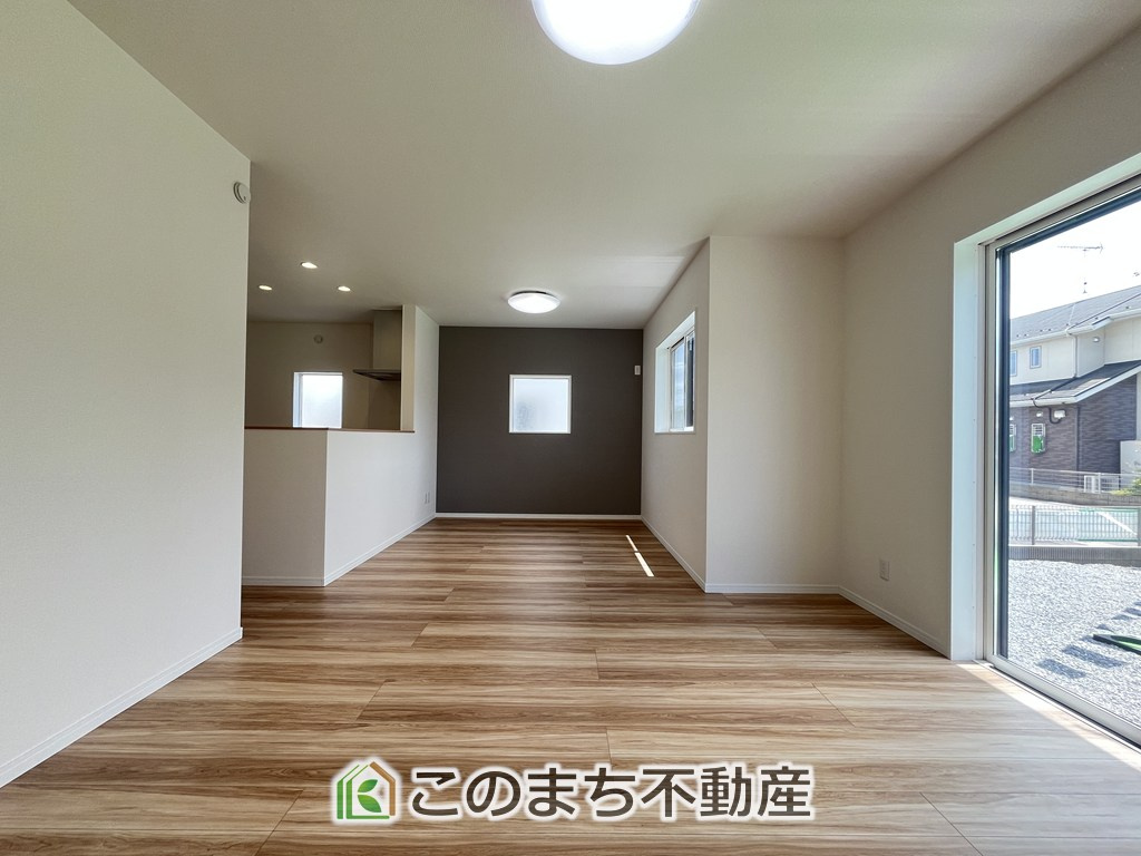 ワイウッドコート小山市城北第5期の居間・リビング|"ＬＤＫは家族団欒スペースとしては十分な広さです！
大きいダイニングテーブル、カウチ付きソファ、大型ＴＶも気兼ねなく配置可能！！"
