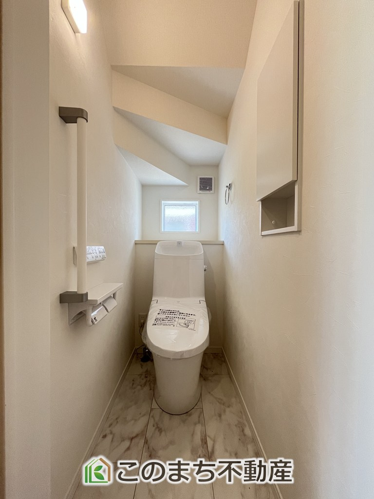 ワイウッドコート小山市城北第5期のトイレ|小窓から換気ができて清潔なトイレスペース☆温水洗浄便座搭載です！
