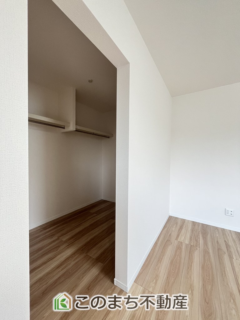 ワイウッドコート小山市城北第5期の収納|"主寝室には収納を多めに設置しております。
私服からスーツまでご夫婦お二人分の収納も可能ですね！"
