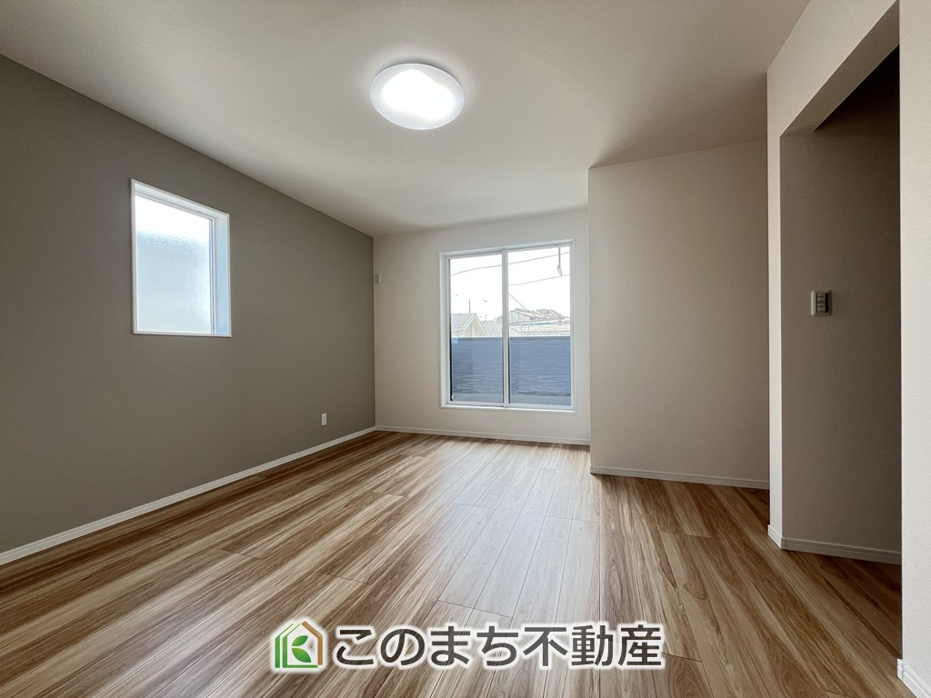 ワイウッドコート小山市城北第5期の洋室|陽光がふんだんに降り注ぐお部屋です。陽だまりの空間で、プライベートなお家時間も快適にお過ごしいただけます♪
