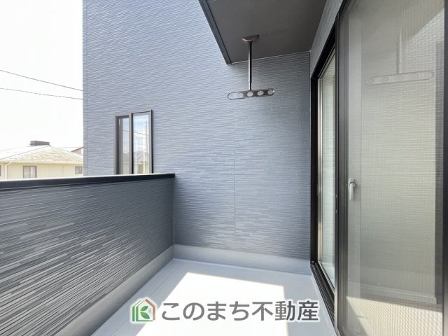 ワイウッドコート小山市城北第5期のバルコニー|"南向きバルコニーがございます！
陽当りが確保されておりますので洗濯物も速乾です！"
