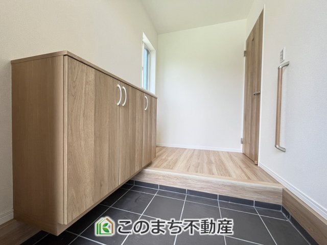 ワイウッドコート小山市城北第5期の玄関|シューズボックスを完備しております！玄関スペースを有効に活用できますね！