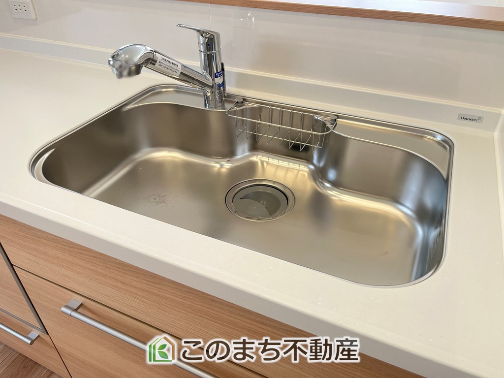 ワイウッドコート小山市城北第5期の設備|ビルトイン型浄水器を内蔵したキッチン水栓。お米を研いだり、野菜を洗ったりするときなど用途に応じてワンタッチで浄水に切り替えが可能です。カートリッジ式なので、フィルターを簡単に交換する事が出来ます。
