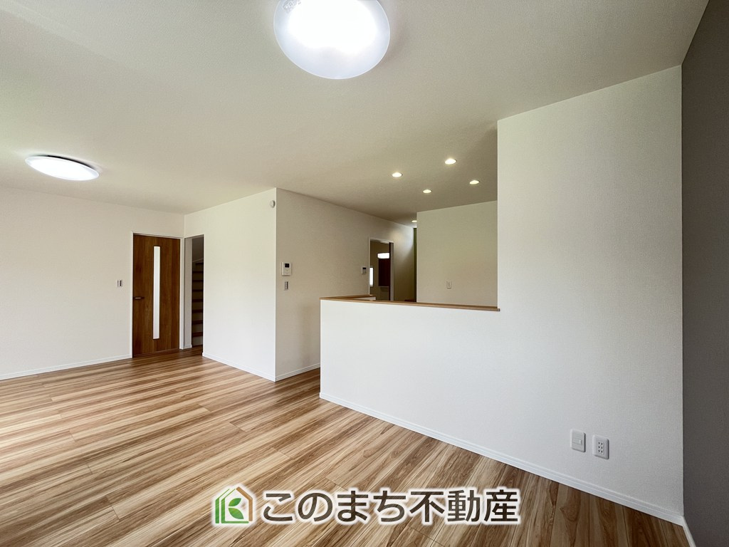 ワイウッドコート小山市城北第5期の居間・リビング|時間のゆとりと空間、暖かな陽光がもたらす光と風を独占してください。新しい暮らしが始まります。
