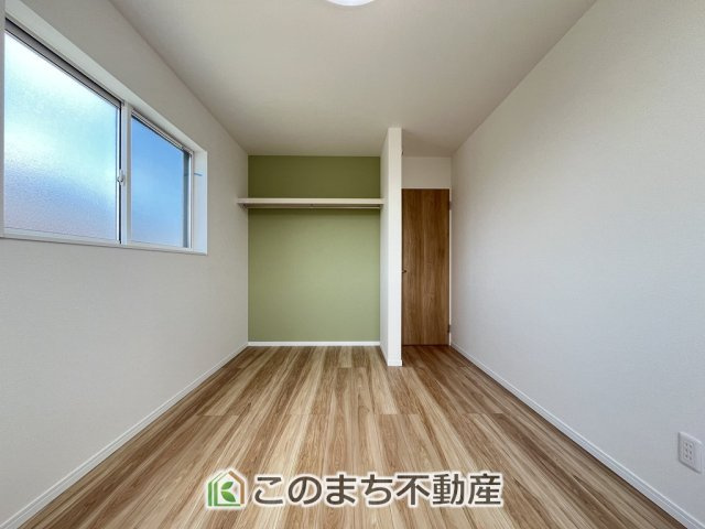ワイウッドコート小山市城北第5期の洋室|一人ひとりの大切なプライベート空間。ゆとりある広さで、一人の時間をゆったりと過ごせる安らぐお部屋になるはずです。
