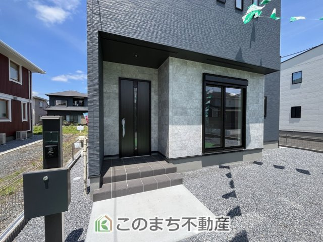 ワイウッドコート小山市城北第5期の玄関|玄関周りは家の顔！スタイリッシュな玄関が特徴です！
