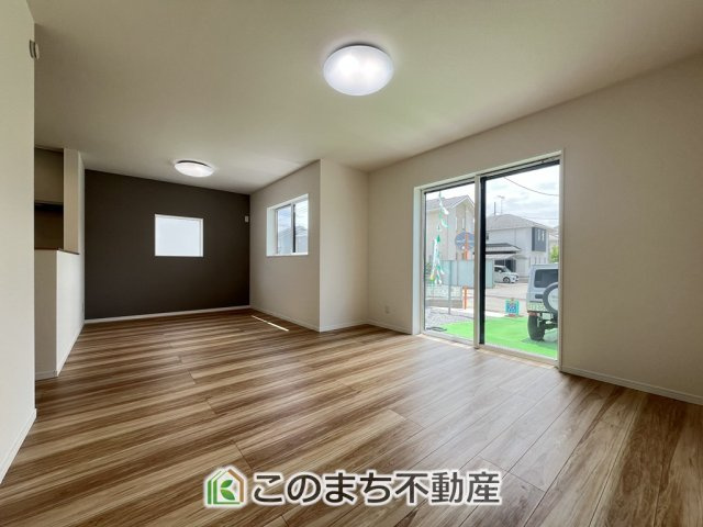 ワイウッドコート小山市城北第5期の居間・リビング|オープンでのびやかな空間を生み出す、こだわりの広がりとゆとり。家族と過ごす時間を大切にしたい方にぴったりの明るくゆとりある住空間です。
