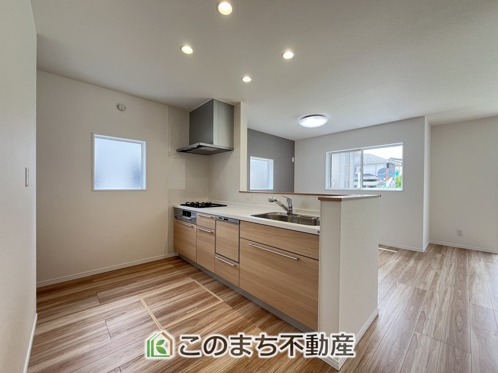 ワイウッドコート小山市城北第5期のキッチン|デザイン性と機能性を兼ね備えたキッチンです。リビングスペースとの一体感が生まれ、広々空間を演出してくれます。
