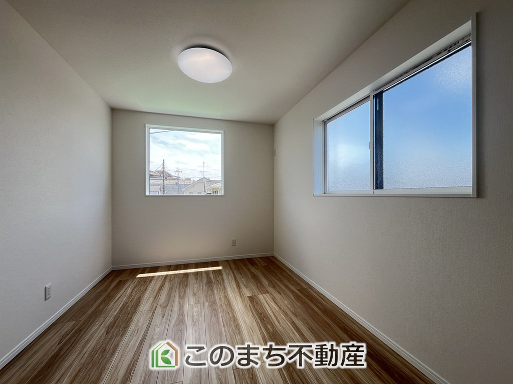 ワイウッドコート小山市城北第5期の洋室|洋室はお手入れのしやすいフローリング仕様です。普段はフロアモップなどを使って、簡単にお掃除していただけます◎
