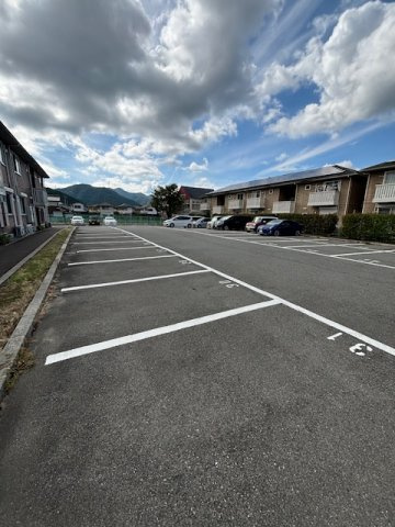 コンフォール・ヴィラD棟の駐車場