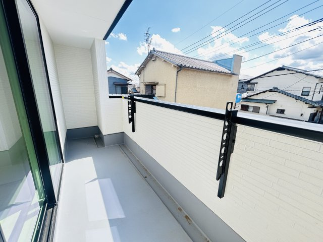 新築　高崎市上並榎町第1期　LIGNAGE　１号棟のバルコニー|現地写真　日当たりの良いバルコニーはお洗濯物もよく乾きそうです◎
　