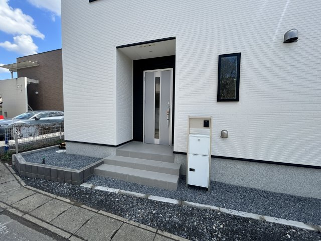 新築　高崎市上並榎町第1期　LIGNAGE　１号棟の玄関|現地写真　ポストと一体型のTVモニターホンでセキュリティ安心！

