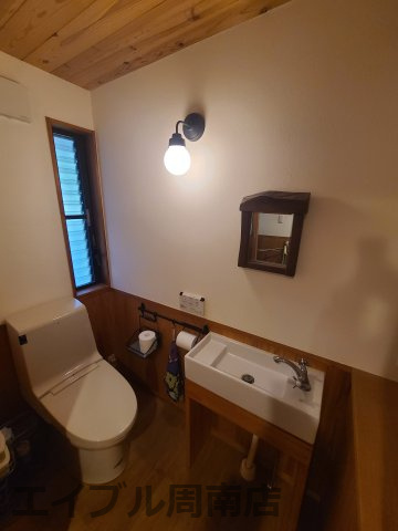 光市千坊台三丁目売家のトイレ|落ち着いた色調のトイレです