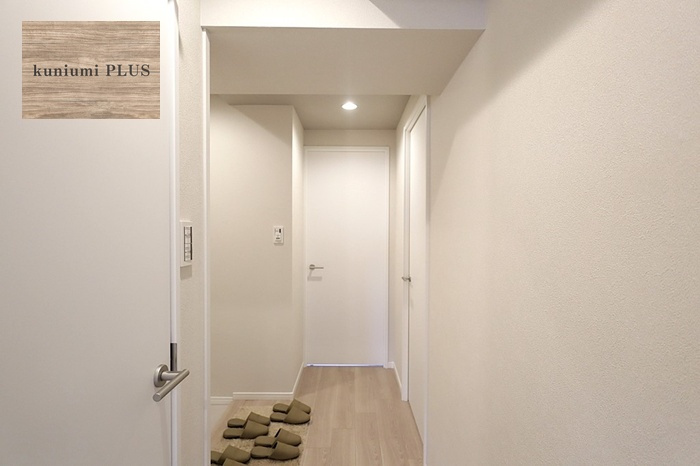 西つるみコーポの玄関