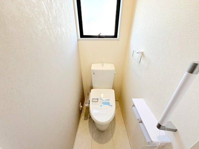 【商談中】リーブルガーデン　岐阜市日野南3丁目　全1区画分譲のトイレ|超表面平滑加工とイオンパワーの「セフィオンテクト」加工で、汚れが付きにくく落ちやすい仕様で清潔です。
便器にフチがないので汚れが隠れて見えない部分がありません。お手入れがとってもラクラクです。