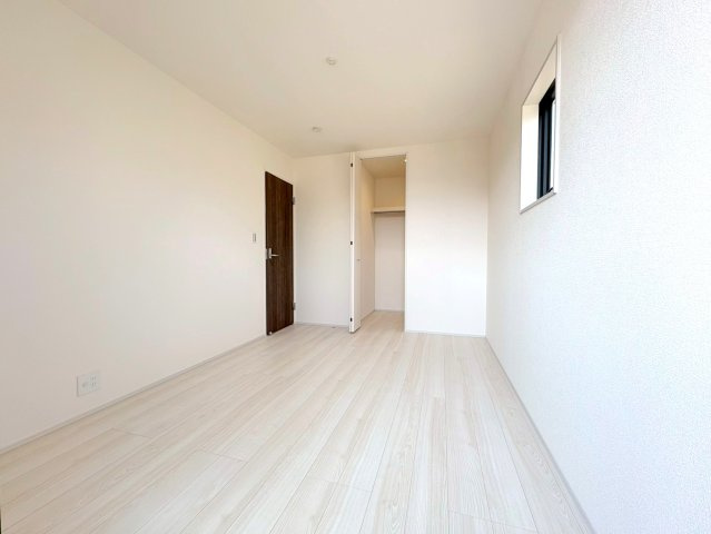 【商談中】リーブルガーデン　岐阜市日野南3丁目　全1区画分譲の洋室|全居室にたっぷり収納できる大型クローゼット、居室部分の窓ガラスには間に空気層を設けたペアガラスを採用。
高い断熱性と共にガラス面の結露対策にも効果を発揮します。