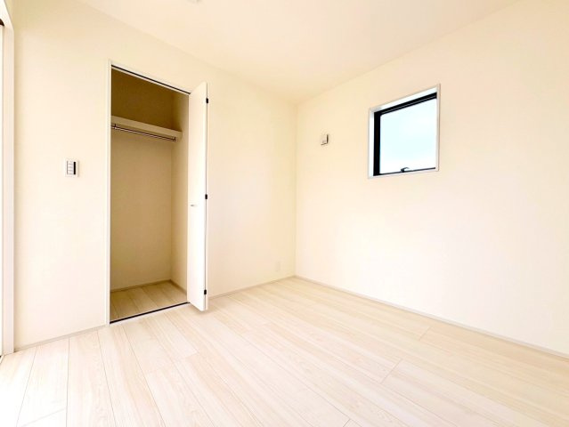 【商談中】リーブルガーデン　岐阜市日野南3丁目　全1区画分譲の和室|全居室にたっぷり収納できる大型クローゼット、居室部分の窓ガラスには間に空気層を設けたペアガラスを採用。
高い断熱性と共にガラス面の結露対策にも効果を発揮します。