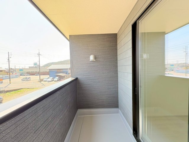 【商談中】リーブルガーデン　岐阜市日野南3丁目　全1区画分譲のバルコニー|バルコニーは南向きで洗濯物もよく乾きます！強度と表面積硬度を持つFPRで防水しています。