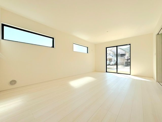 【商談中】リーブルガーデン　岐阜市日野南3丁目　全1区画分譲の居間・リビング|明るい日差しをふんだんに取り込んだリビングダイニングは家族の笑顔につつまれた素敵な空間になります。
一建設の家は精度が高く丈夫な工法を採用し、「住宅トップランナー基準」に対応しています。