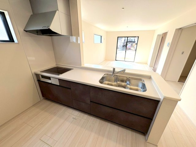 【商談中】リーブルガーデン　岐阜市日野南3丁目　全1区画分譲のキッチン|機能的で手入れがしやすいシステムキッチンでお掃除も楽々。蛇口は浄水器内蔵型で節湯CI対応水栓です。　
人造大理石カウンターやキッチンパネルなど明るくきれいにお使いいただけます。