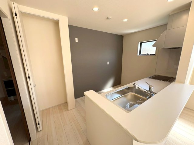 【商談中】リーブルガーデン　岐阜市日野南3丁目　全1区画分譲のキッチン|機能的で手入れがしやすいシステムキッチンでお掃除も楽々。蛇口は浄水器内蔵型で節湯CI対応水栓です。　
人造大理石カウンターやキッチンパネルなど明るくきれいにお使いいただけます。
