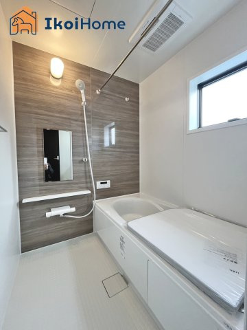 神戸市西区竹の台3丁目6期　新築戸建の浴室|◆同社施工例◆足を伸ばしてご入浴いただけるゆったりとした浴槽です。ベンチタイプで半身浴も可能です。