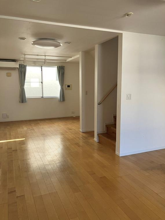 緑が丘戸建の居間・リビング