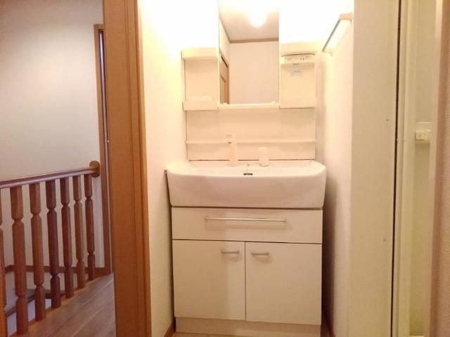 ファミリエ－ルの洗面所|脱衣スペースもあります