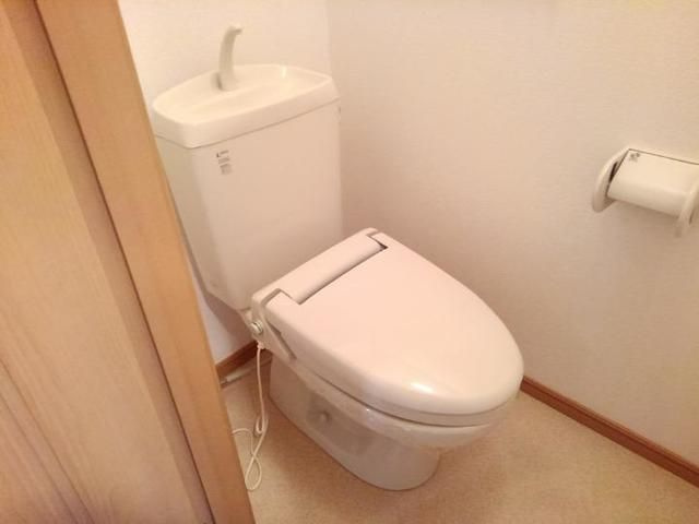 ファミリエ－ルのトイレ|落ち着いた色調のトイレです