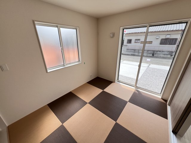 新築　高崎市吉井町長根2期　Blooming　Garden　1号棟の和室|　　リビング隣の和室はお子様の遊び部屋としてもちょうどいいですね♪							


